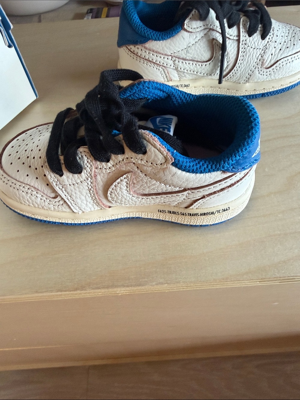 Jordan 1 retro low Travis Scott white and blue - Picture 8 of 9